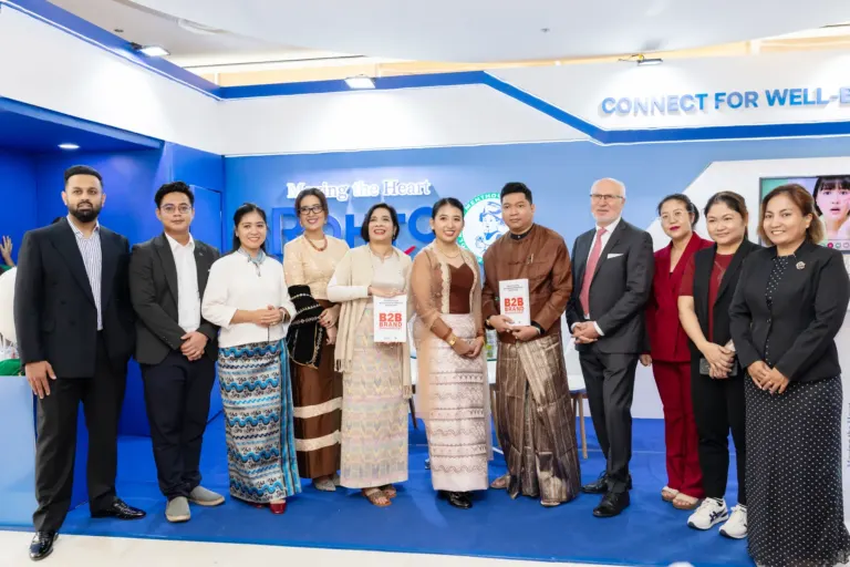 Group photo with Prof. Dr. Waldemar Pfoertsch at a partner exhibition stand